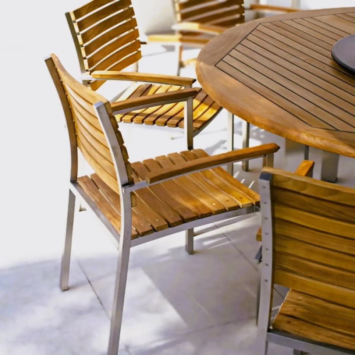 Garten-Stapelstuhl aus Teakholz Memory mit Armlehne 